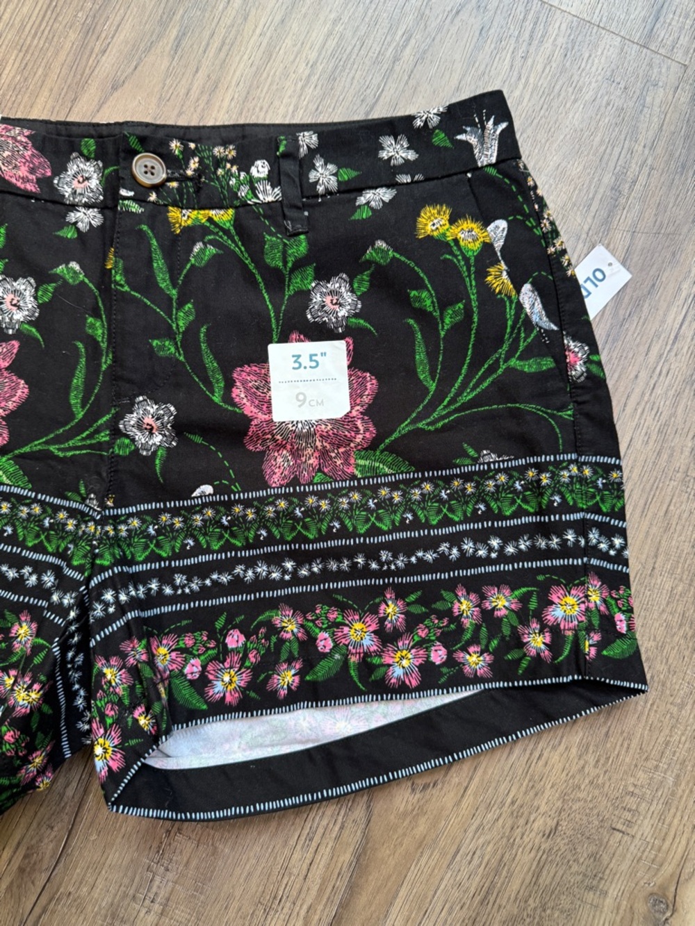 Old Navy Everyday Short - Black Floral Pattern - Size 6 - Picture 4 of 11